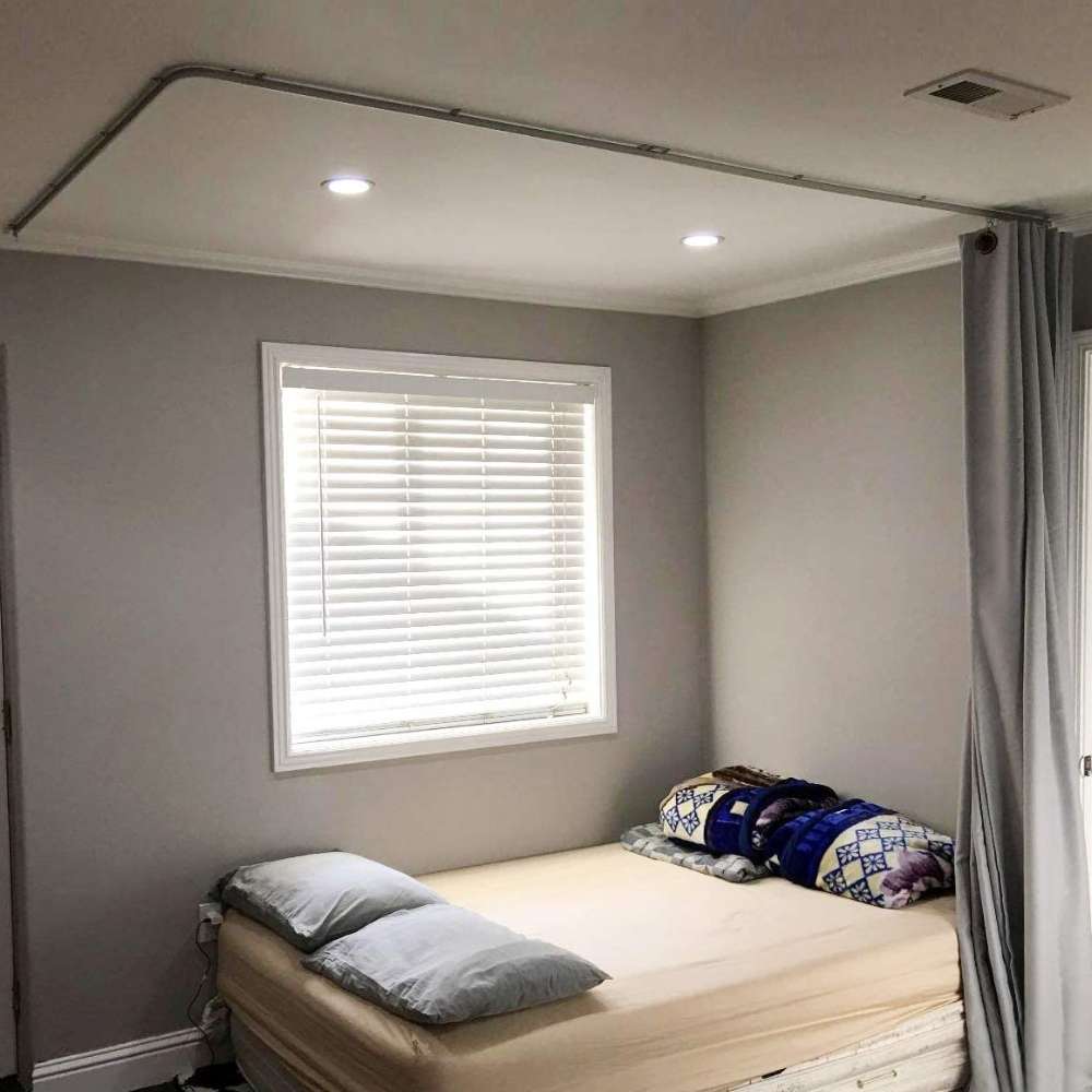 Curtain track fixed flush into the ceiling for a discreet finish